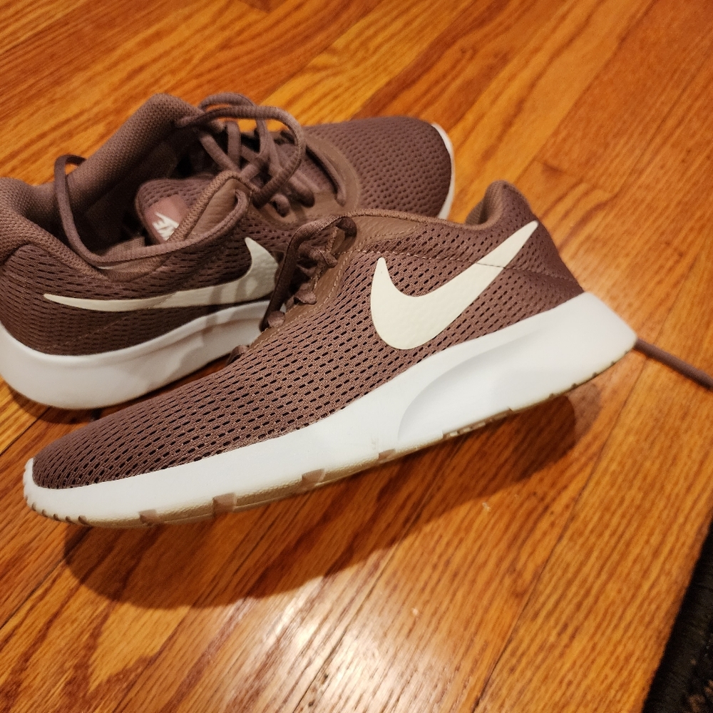 WOMEN Nike Tanjun. EUC - Picture 2 of 6